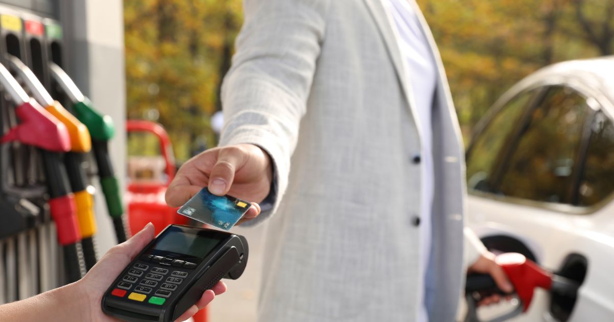 Maksimer din drivstoffrabatt med strategisk bruk av kredittkort. Lær hvordan 365Privat og Trumf gir deg billigere bensin og diesel i dag.