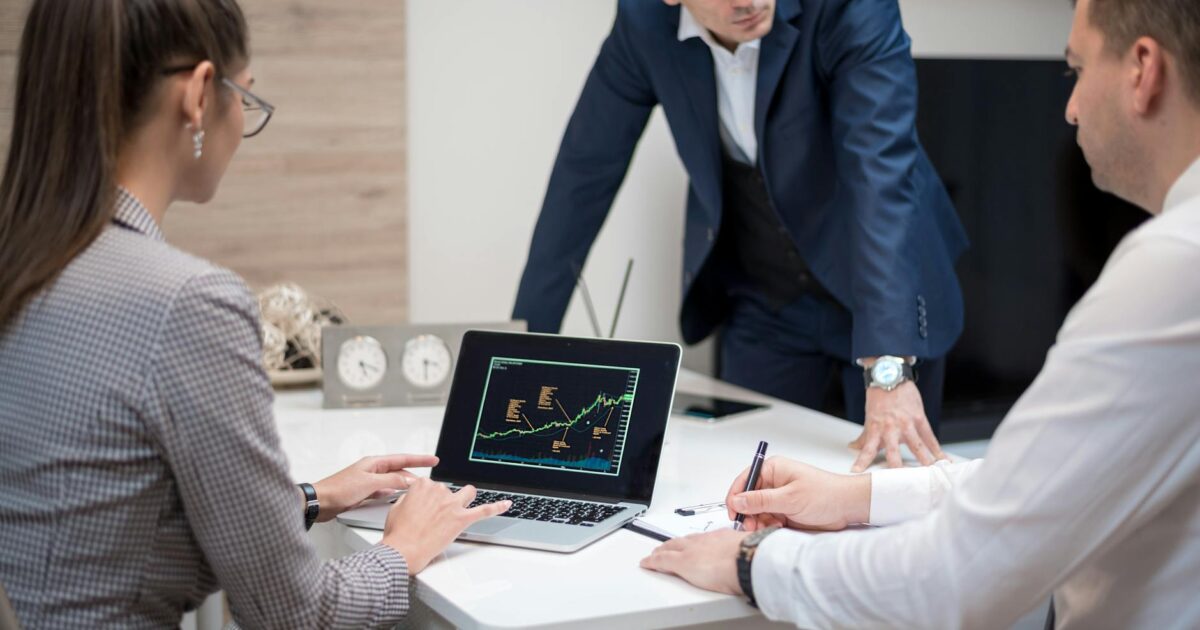 Investere i forsvarsindustrien: En guide til risiko og etikk