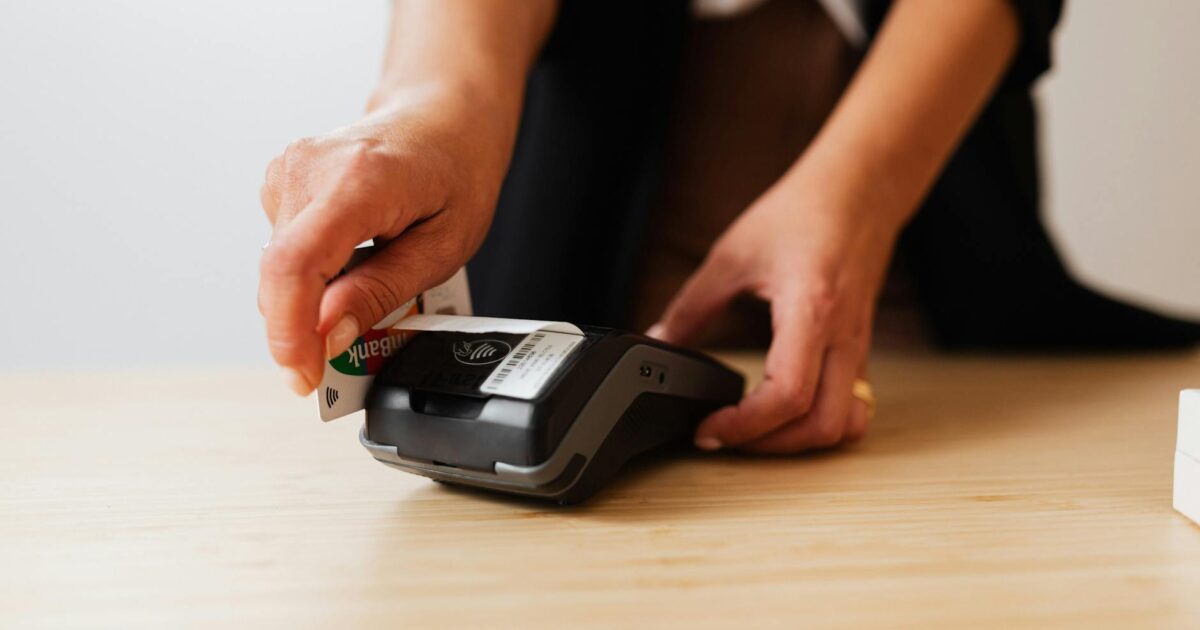 Kredittkort for netthandel: Slik unngår du svindel og skjulte kostnader