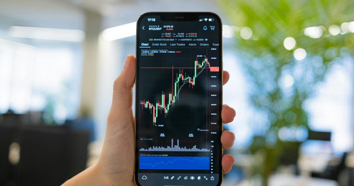 Råvarederivater i 2026: Slik trader du futures og CFD på hvete, gull og olje